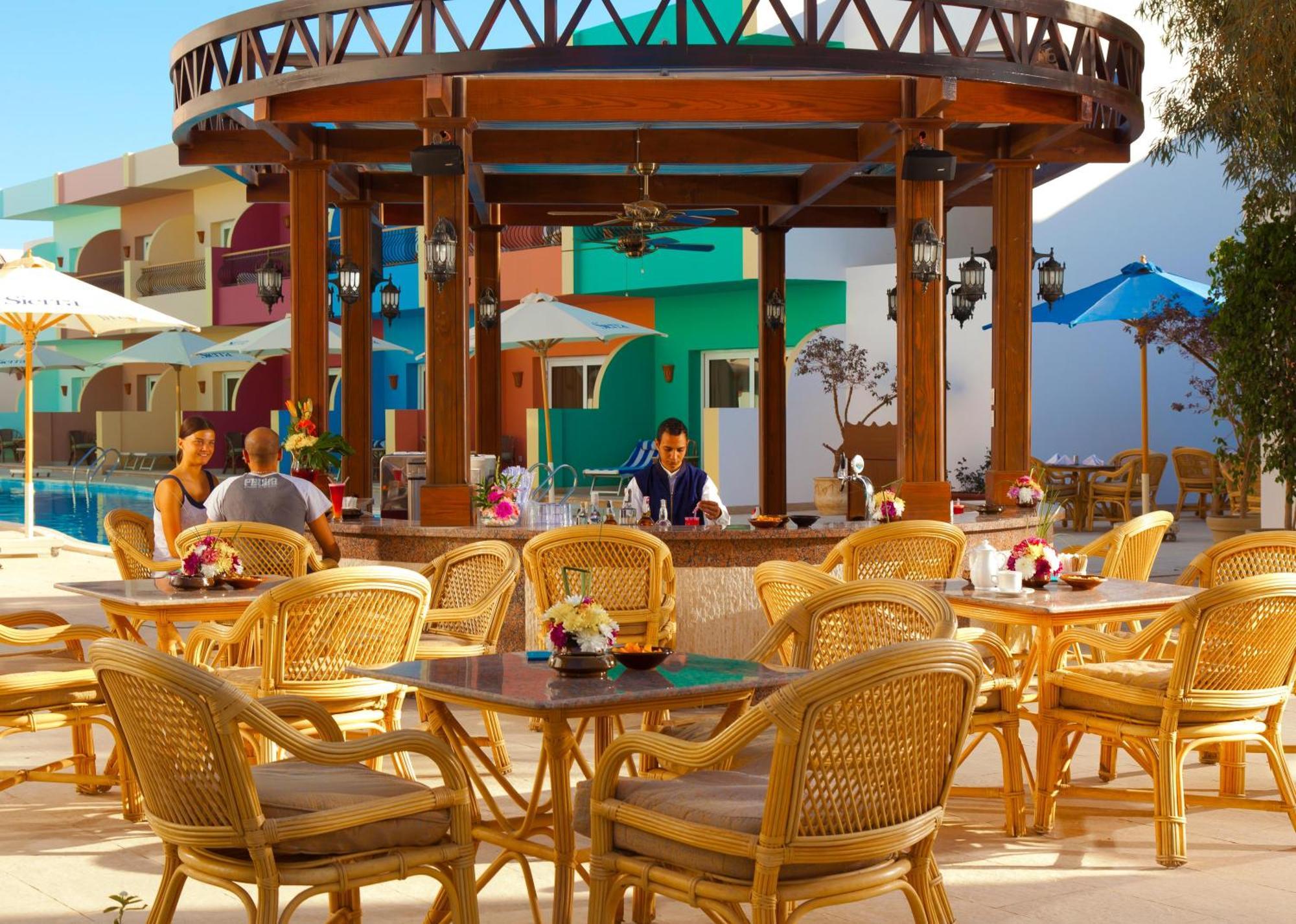 Hotel Sierra Sharm El Sheikh Exterior foto The pool bar at the Hilton Sharm El Sheikh